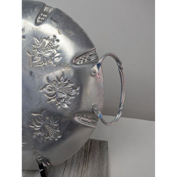 Vintage Hammered Aluminum Serving Tray Round Scalloped Border Twist Handles - Picture 6 of 6